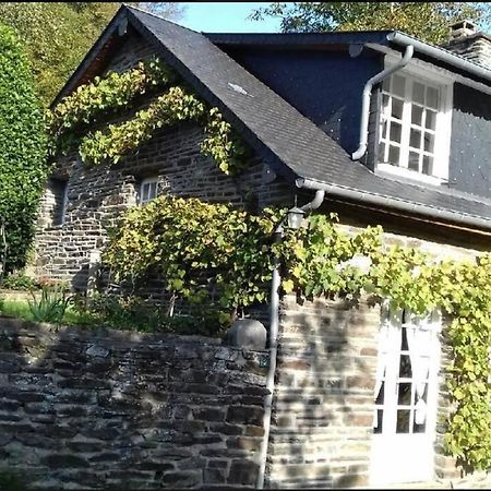 Cottage Perche Dans Les Montagnes Du Mont-Saint-Michel Beauficel Extérieur photo