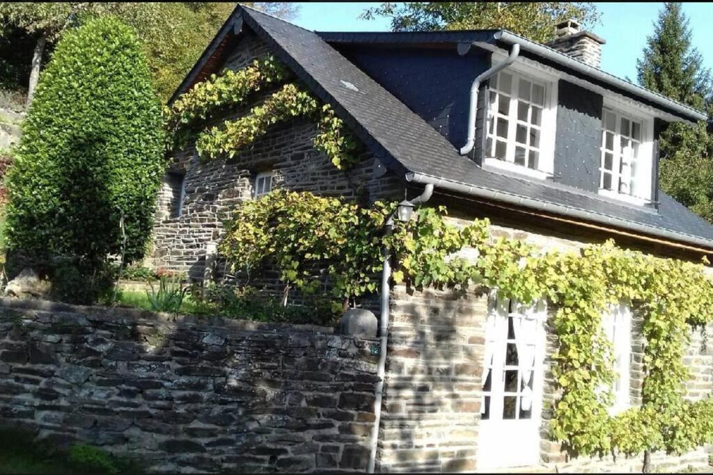 Cottage Perche Dans Les Montagnes Du Mont-Saint-Michel Beauficel Extérieur photo