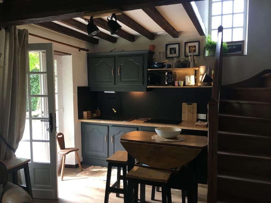 Cottage Perche Dans Les Montagnes Du Mont-Saint-Michel Beauficel Extérieur photo