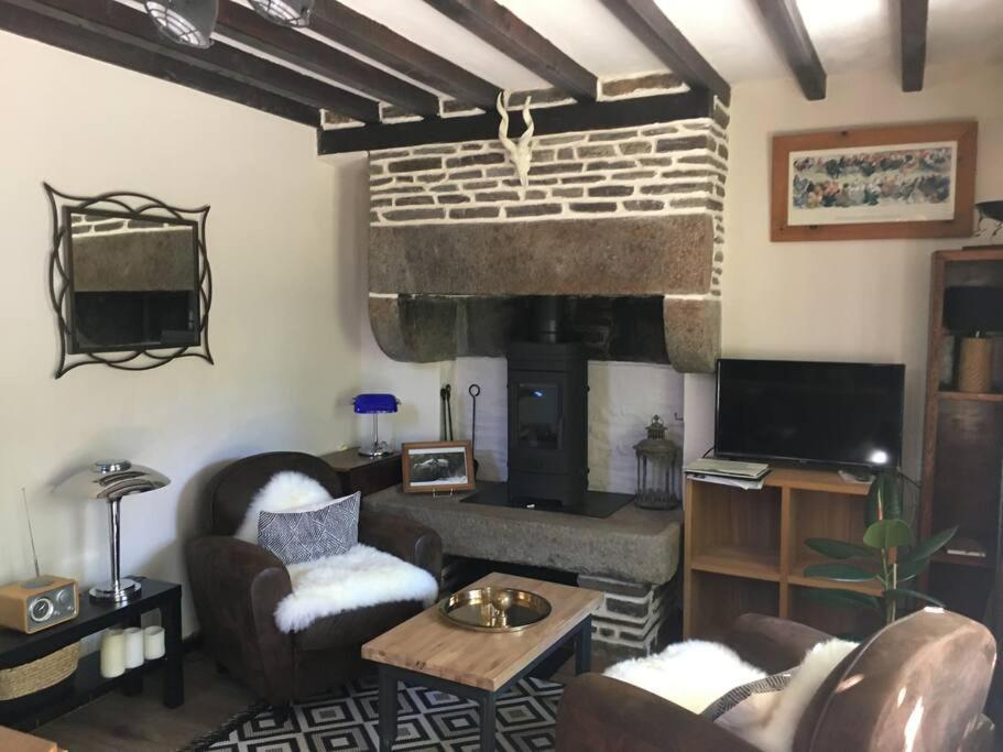 Cottage Perche Dans Les Montagnes Du Mont-Saint-Michel Beauficel Extérieur photo