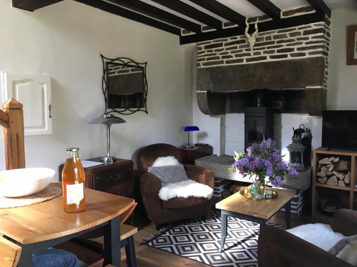 Cottage Perche Dans Les Montagnes Du Mont-Saint-Michel Beauficel Extérieur photo